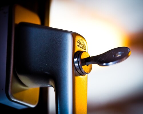 Jak ušetřit při nákupu klik? Objevte náš výprodej kování