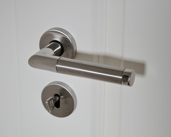 Protipožární kliky a kování: Bezpečí na prvním místě