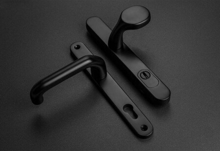 Bezpečnostní kování MPK - SECURO A04 PLUS - USO M1 COSLAN (F5 - Černá matná) - s překrytkou